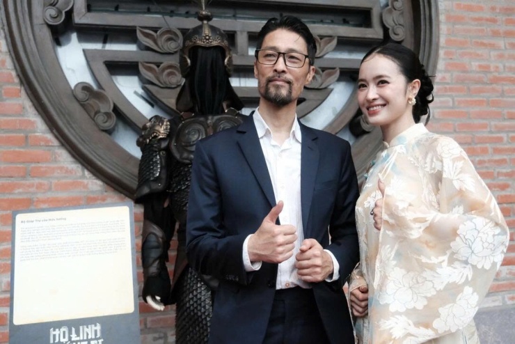 Johnny Trí Nguyễn bảnh bao đi thảm đỏ dưới mưa - 4