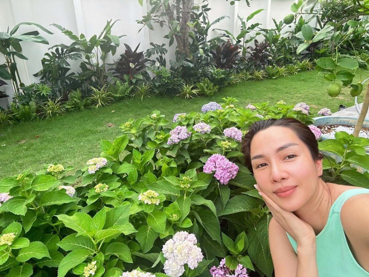 Hoa trái nở rộ trong biệt thự vùng ven của vợ chồng Hoàng Bách - 1
