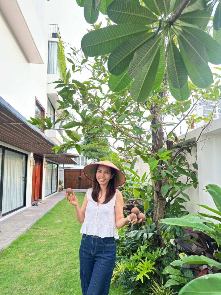Vợ Hoàng Bách hái chanh vàng nhà trồng