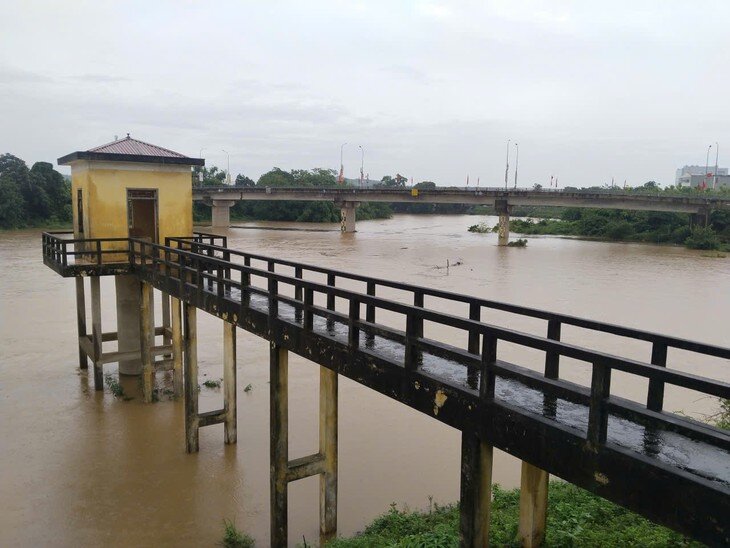 Lũ trên nhiều sông lên nhanh do mưa lớn dồn về. Ảnh: M.H