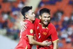 Bố Hai Long 'không tin vào mắt khi con ghi bàn'