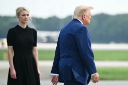 Nữ trợ lý tóc vàng viết 2 lá thư cho Tổng thống Donald Trump