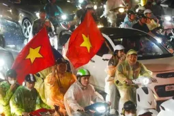 Hà Nội không ngủ sau chiến thắng của tuyển Việt Nam