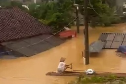Ngập sát mái nhà ở Lạng Sơn