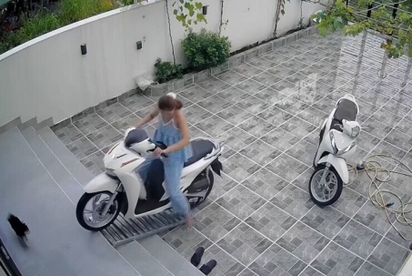 Clip: Người phụ nữ ngã sõng soài khi "cưỡi xe máy" lùi từ trong nhà ra sân