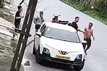Chặn đầu ô tô, đánh tài xế rồi lớn tiếng: 'Mày biết bố mày là ai không?'
