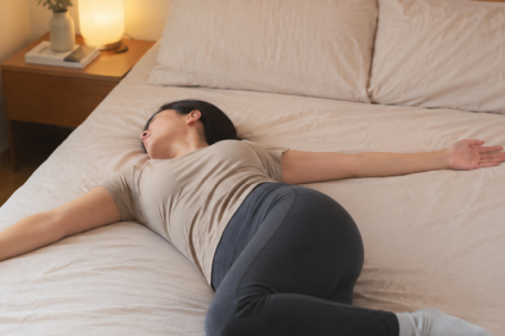 7 động tác yoga nhẹ nhàng có thể tập trên giường giúp dễ ngủ