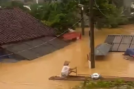 Ngập sát mái nhà ở Lạng Sơn