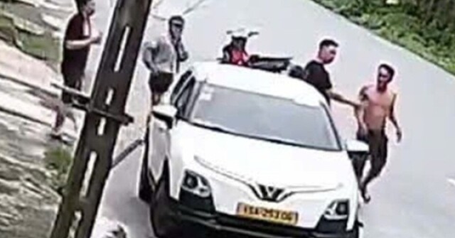 Chặn đầu ô tô, đánh tài xế rồi lớn tiếng: "Mày biết bố mày là ai không?"