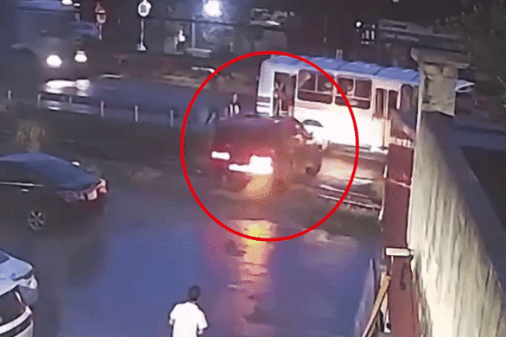 Ôtô bị tàu hỏa đâm văng 70 m khi băng qua đường ray