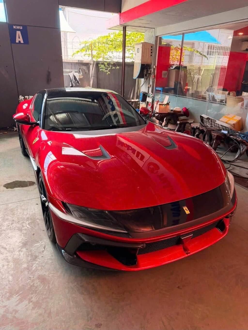 Chiếc siêu xe Ferrari 12Cilindri đầu tiên được đưa về Việt Nam theo diện nhập khẩu tư nhân. 