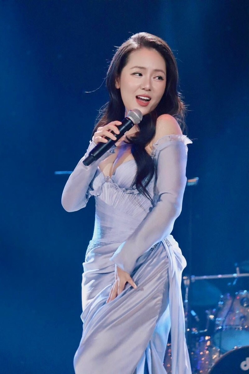 Ca sĩ Phương Linh.