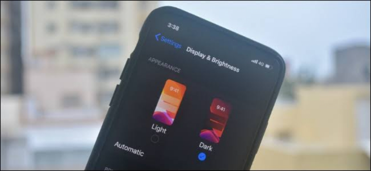 Chế độ nền tối (Dark Mode) của iOS.