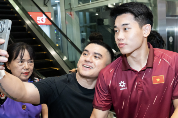 CĐV vây quanh, chào đón tuyển Việt Nam về nước