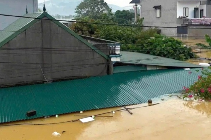 Bão số 4 Narra: Lạng Sơn ngập sâu, nước dâng mấp mé tầng 2