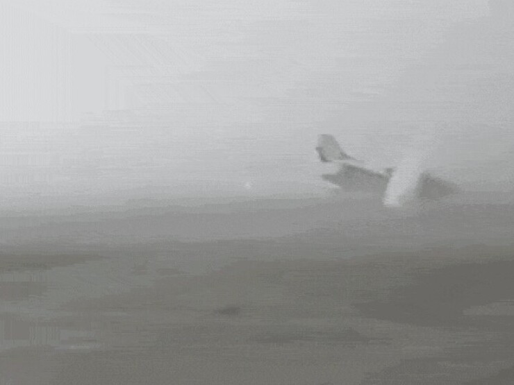 Gió giật 120 km/h quét qua sân bay Ý, máy bay bị lật ngửa
