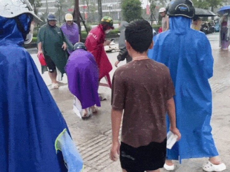 Người Hải Phòng thích thú vồ cá trong mưa
