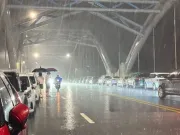 Thái Nguyên: Nước sông Cầu vượt báo động 2, người dân đưa ô tô lên cầu tránh ngập trong đêm
