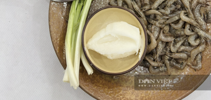 Mỡ lợn - gia vị không thể thiếu giúp món tép đồng rang khế chua có mùi thơm hấp dẫn. Ảnh: Nhật Hà