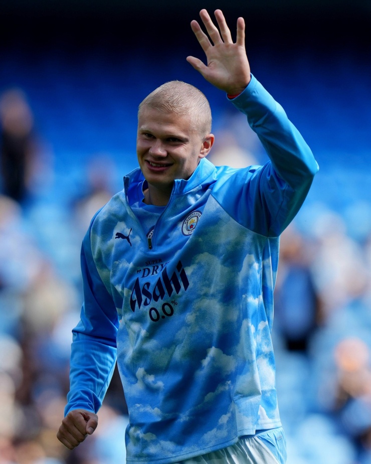Theo Hello, Erling Haaland cắt tóc trước khi tham gia trận mở màn Premier League trên sân Ethihad, Anh, chiều 23/8 (giờ địa phương).