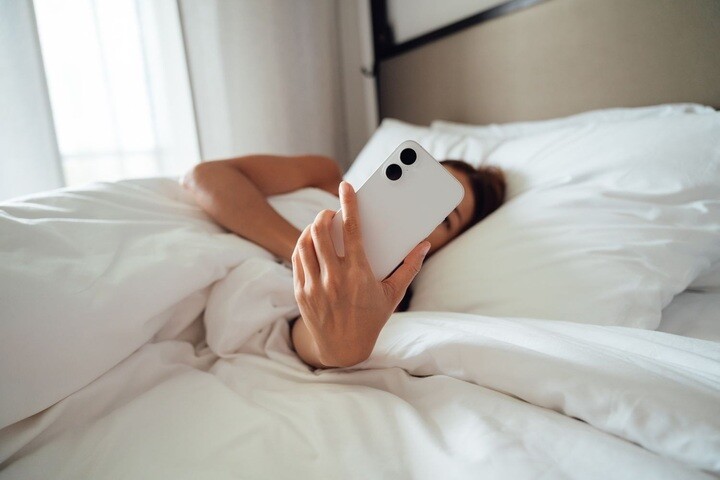 Việc không dùng điện thoại trong 1 giờ vào buổi sáng giúp giảm căng thẳng và cải thiện sức khỏe tinh thần. (Ảnh: Oscar Wong / Getty Images)