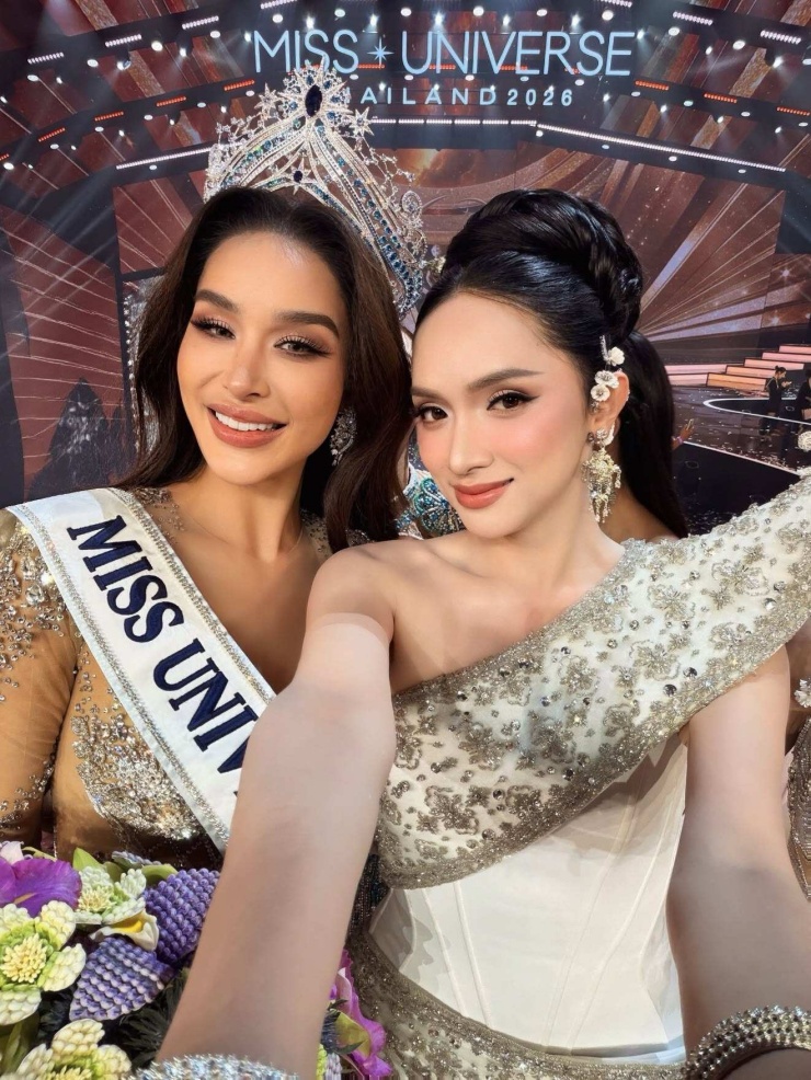 Hương Giang chúc mừng Tharina Botes đăng quang Hoa hậu Hoàn vũ Thái Lan. Ảnh: Facebook Hương Giang