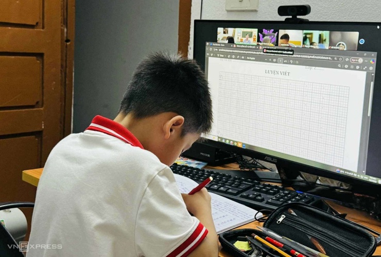 Một học sinh ở Hà Nội học online sáng 7/10/2025. Ảnh: Nhật Minh