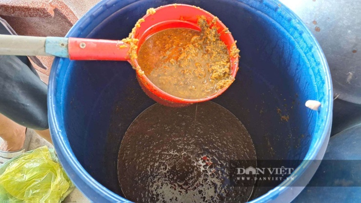 Anh Khánh dùng tỏi, nghệ, gừng phối trộn, ủ lên men để bổ sung và phòng chống bệnh cho đàn gà nuôi. Ảnh: Thu Thuỷ.