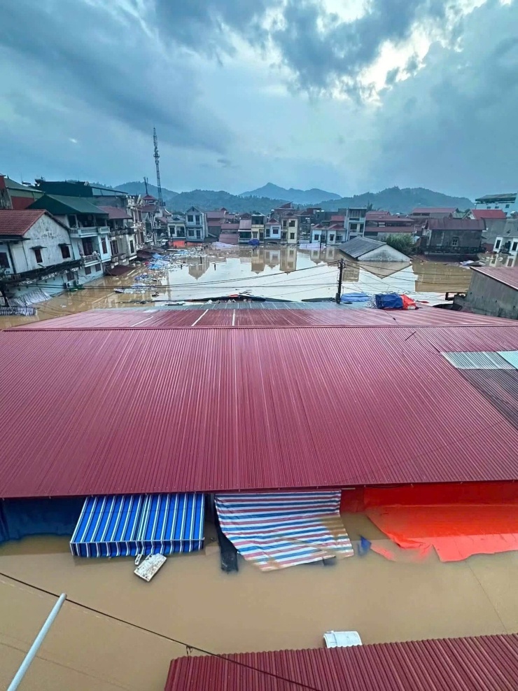 Bão số 4 Narra: Lạng Sơn ngập sâu, nước dâng mấp mé tầng 2 - 3