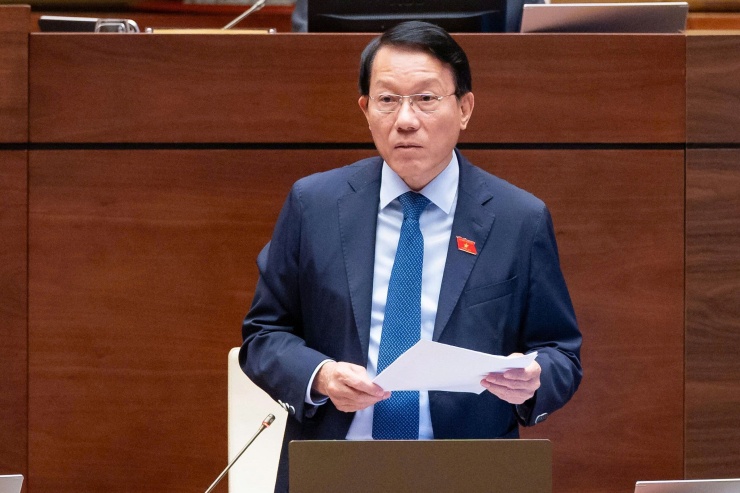 Bộ trưởng Công an Lương Tam Quang giải trình một số nội dung trước khi Quốc hội bấm nút thông qua. Ảnh: Cổng TTĐT Quốc hội