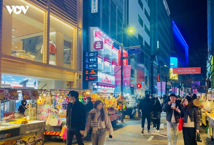 Một khu phố mua sắm nổi tiếng tại Seoul, Hàn Quốc