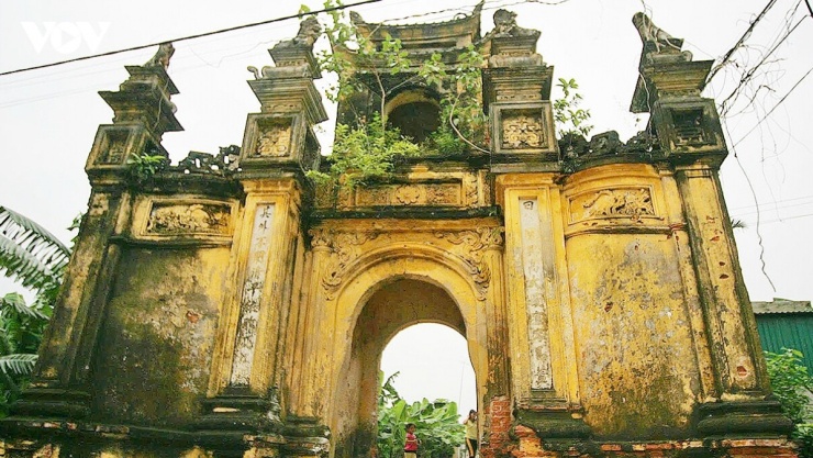 Cổng làng Cựu được xây dựng theo lối "quyển thư" bề thế, đậm chất cổ kính.