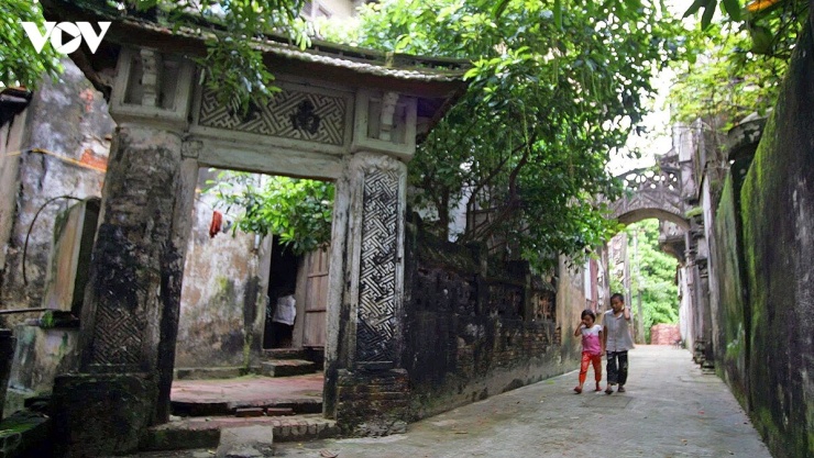 Những năm này, tình trạng rêu phong xuống cấp khiến du khách và các đoàn làm phim dần vắng bóng. Người dân làng Cựu dù có nhiều tiếc nuối, hoài niệm nhưng cũng không cưỡng được dòng chảy thời gian và sự phát triển.