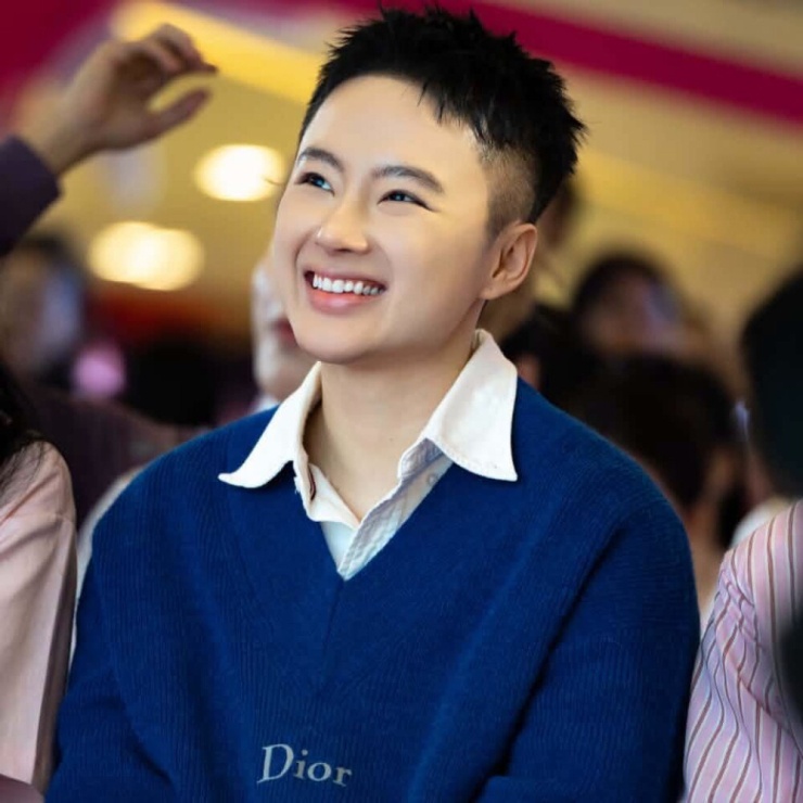 Phương Trinh đến sớm để trò chuyện cùng fans. Video: Khắc Bình