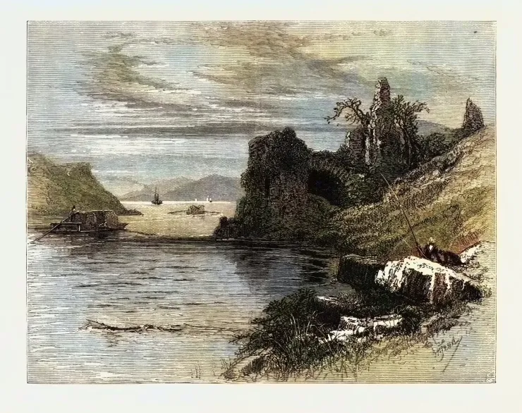 Bên trong, lâu đài vẫn giữ nhiều chi tiết kiến trúc cổ. Cuốn The Houses of Ireland của Brian De Breffney và Rosemary Ffolliott mô tả Strancally là công trình "vững chắc và uy nghiêm" nhưng có những chi tiết nội thất thanh thoát. Nổi bật trong số đó là cầu thang bằng gỗ sồi sáng màu được thiết kế kiểu console và lò sưởi bằng đá cẩm thạch Kilkenny màu đen trong phòng ăn.