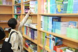 Vì sao thiếu sách giáo khoa?