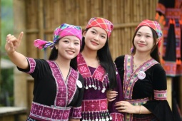 Thí sinh Hoa hậu Việt Nam đội khăn, mặc váy thổ cẩm của người Mông