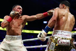 Võ sĩ ăn đấm rách mặt vẫn lập 3 kỷ lục boxing, "Bố già" UFC nổi điên trên sàn