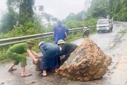 Đá nặng hàng tấn rơi xuống quốc lộ, ô tô mắc kẹt ở miền núi Nghệ An
