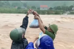 Dùng ròng rọc tiếp tế lương thực cho 100 hộ dân bị cô lập vùng lũ ở Bắc Ninh