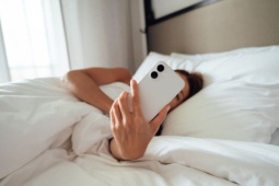 Lợi ích bất ngờ khi không dùng điện thoại một giờ ngay sau khi ngủ dậy