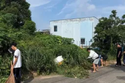 TPHCM: Nhóm bạn trẻ 'đi bão' được Công an cho dọn vệ sinh khu phố
