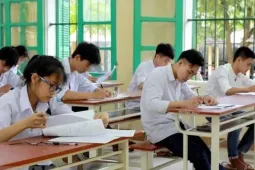 Học sinh cao 1,8 m, vẫn ngồi chiếc bàn 'nhỏ xíu' ở trường