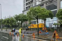 Người Hà Nội ngỡ ngàng vì mưa lớn nhưng đường phố không ngập