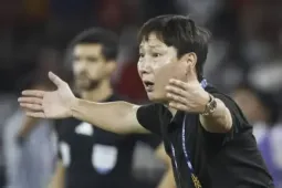 Báo Hàn Quốc: HLV Kim Sang-sik, từ kẻ bị xua đuổi tại Hàn Quốc đến người hùng ở Việt Nam