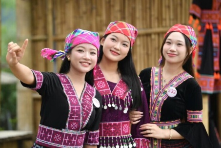 Thí sinh Hoa hậu Việt Nam đội khăn, mặc váy thổ cẩm của người Mông