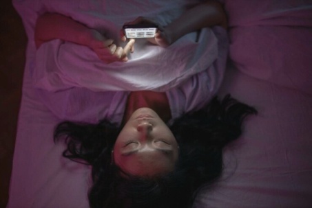 'Đốt' não từ thói quen lướt TikTok vài phút trước ngủ