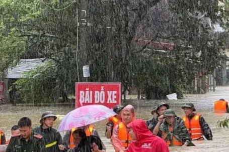 Nước lũ dâng ngập nóc nhà, hàng nghìn người dân Lạng Sơn chạy lũ
