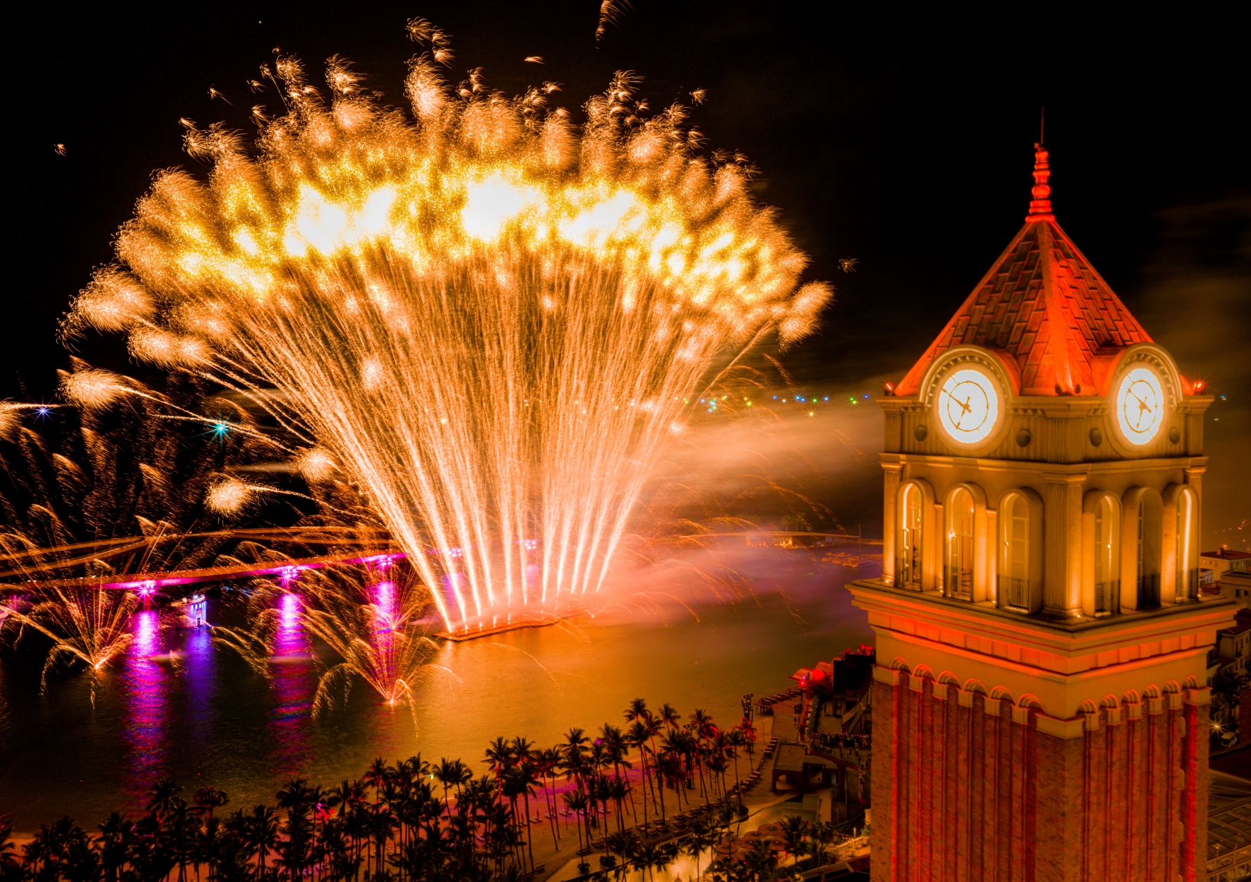 Thưởng thức hai màn pháo hoa rực rỡ trong hai show Symphony of the Sea lúc 19h45 và Kiss of the Sea lúc 21h.