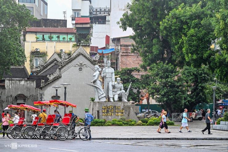 Tượng đài "Quyết tử để Tổ quốc quyết sinh" nằm ở ngã ba Đinh Tiên Hoàng - Hàng Dầu, phường Hoàn Kiếm, được xây dựng năm 1984, nhân kỷ niệm 30 năm Ngày Giải phóng Thủ đô.